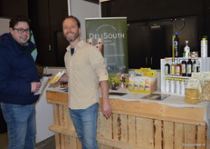 Frank Tillemans van DeliSouth geeft uitleg aan Jeroen Fazen (Van Herpt Delicatessen & Reform). Tot de nieuwkomers behoort Le Nougat des Ogres. 